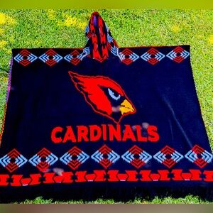 Cardinals alpaca poncho hooded unisex one size made in Ecuador. Artesian cape